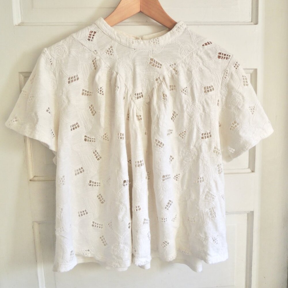 Anthro Akemi + Kin White Floral Embroidered Eyelet Top M